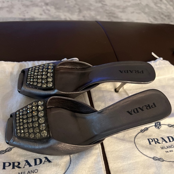 Pumps metallic dark silver with shimmering broch detail Prada good condition - Picture 2 of 3
